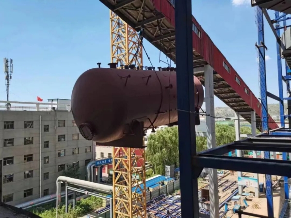 201689812341122954.jpg 除氧器吊裝.jpg